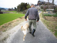 写真：吉丸庄吾さんと盲導犬の散歩