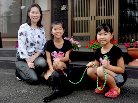 写真：上田恵子さん家族とアルド